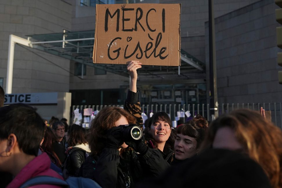 Demonstranter för kvinnors rättigheter utanför domstolen i Avignon i helgen. Foto: Aurelien Morissard/AP/TT