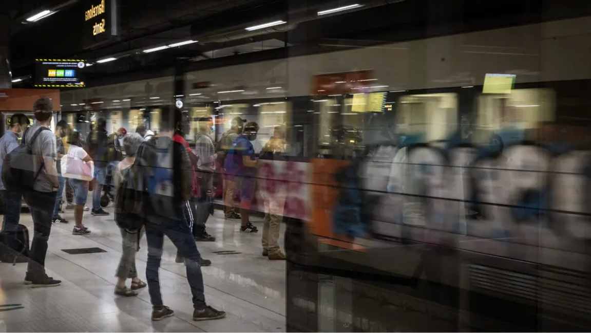 Bild på en pendeltågsstation i Barcelona. Vid Gelida utanför den spanska storstaden inträffade en allvarlig tågolycka tisdag kväll där minst 15 personer skadades. Foto: Emilio Morenatti/AP/TT