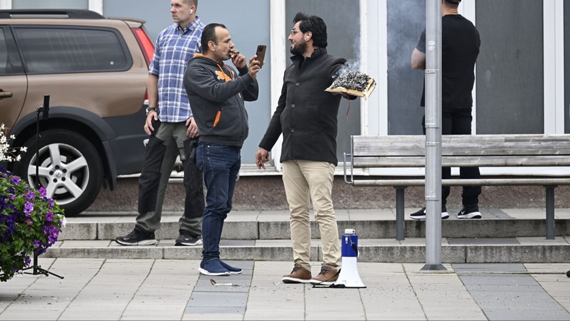 Salwan Najem (tv) och Salwan Momika vid en koranbränning i Rinkeby i nordvästra Stockholm i augusti 2023. Foto: Pontus Lundahl/TT. 