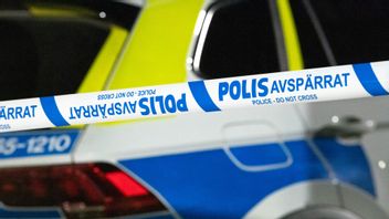 Polisen stängde av samtliga tillfartsvägar till platsen under bråket i Högsbo. Foto: Johan Nilsson/TT.