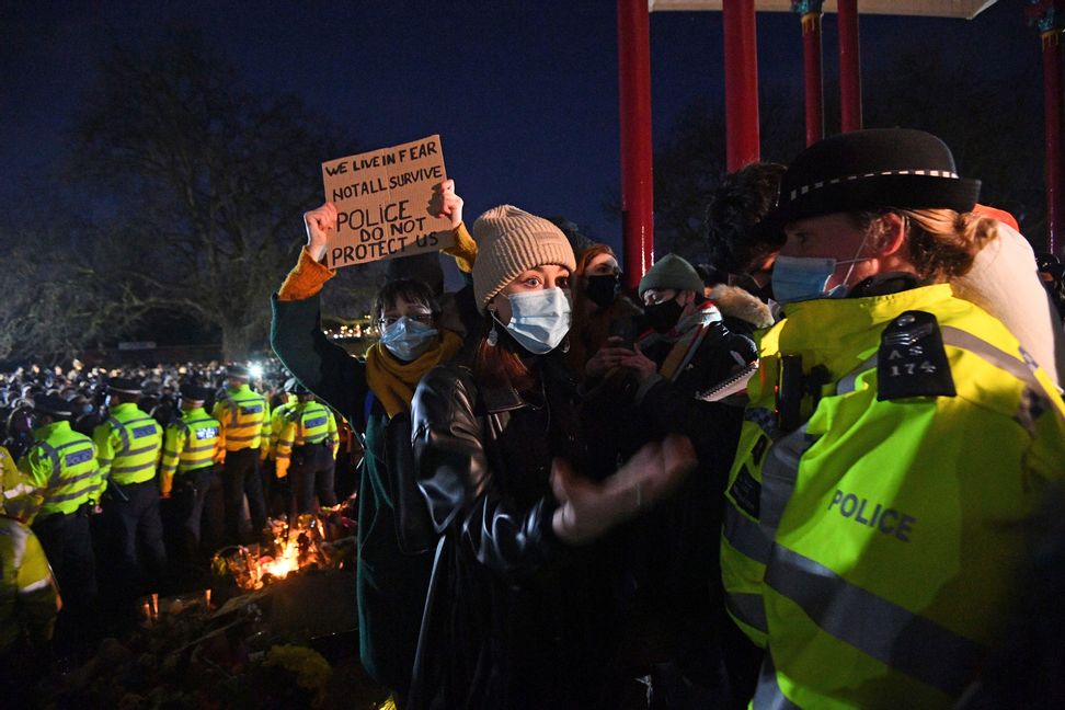Trots att det råder förbud mot stora folksamlingar samlades omkring tusen personer för en minnesstund i södra London. FOTO: Victoria Jones.