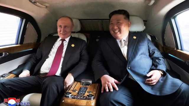 Rysslands president Vladimir Putin samtalar med Nordkoreas ledare Kim Jong-Un inne i ett fordon medan de förflyttar sig i Peking onsdagen den 3 september 2025. Foto: Korean Central News Agency/Korea News Service via AP
