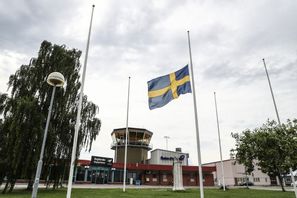 Flagga på halvstång utanför Örebro flygplats. Nio personer omkom i torsdagens flygkrasch i Örebro. Foto: Jeppe Gustafsson