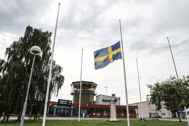 Flagga på halvstång utanför Örebro flygplats. Nio personer omkom i torsdagens flygkrasch i Örebro. Foto: Jeppe Gustafsson
