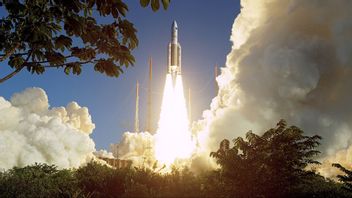 Ariane 5 ECA lifting off in Kourou, French Guiana, carrying a payload of precious satellites, Saturday Feb.12, 2005. The upper stage was manufactured in Northern Germany. Photo: /ESA/CNES/ARIANESPACE/TT