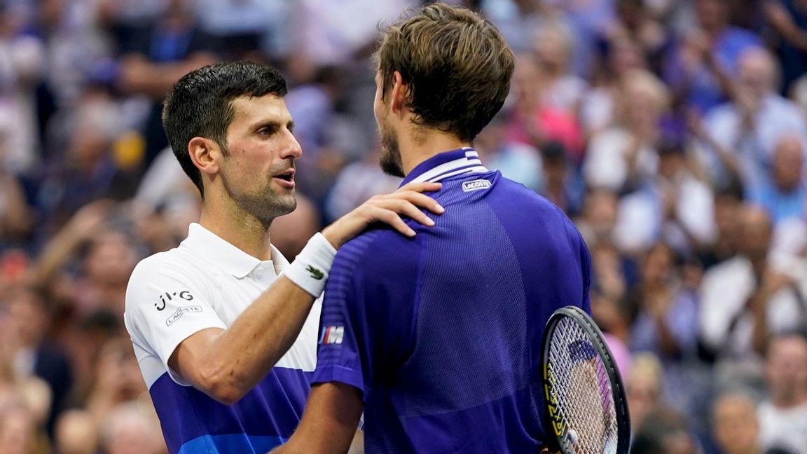 Novak Djokovic gratulerar vinnaren i US Open Daniil Medvedev. Foto: John Minchillo/AP/TT