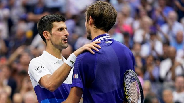 Novak Djokovic gratulerar vinnaren i US Open Daniil Medvedev. Foto: John Minchillo/AP/TT