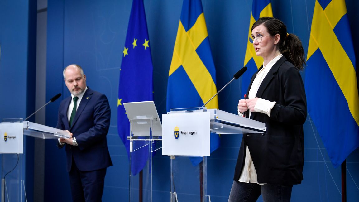 Justitie- och migrationsminister Morgan Johansson och Märta Stenevi, jämställdhets- och bostadsminister med ansvar för arbetet mot segregation och diskriminering, håller en digital pressträff om den framtida migrationspolitiken. Foto: Jessica Gow/TT.