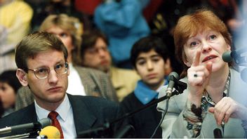 Carl Bildt och Birgit Friggebo besöker Rinkeby Folkets Hus 1992. Foto: Yvonne Åsell/TT