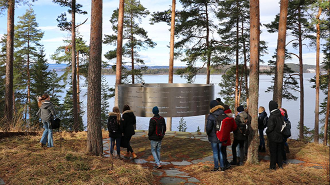 Ungdomar besöker minnesmärket på Utøya. Foto: Human-Etisk Forbund (CC BY-SA 2.0)