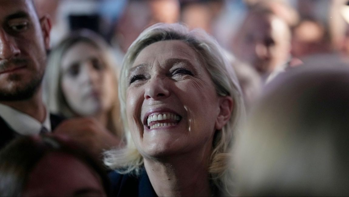 Högerpartiet Nationell Samling och partitoppen Marine Le Pen är den stora vinnaren efter den första omgången av parlamentsvalet i Frankrike. Foto: THIBAULT CAMUS/AP/TT