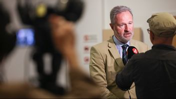 Försvarsadvokat Anders Elison talar med media i samband med dagens rättegång. Foto: Andreas Hillergren/TT