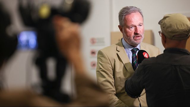 Försvarsadvokat Anders Elison talar med media i samband med dagens rättegång. Foto: Andreas Hillergren/TT