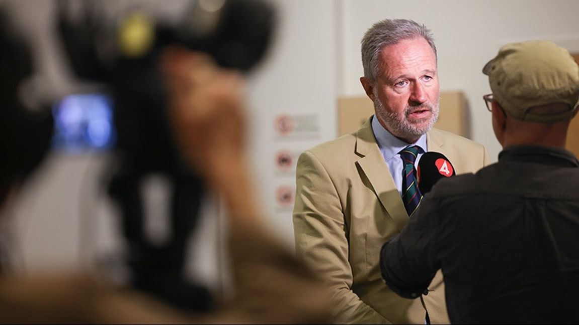 Försvarsadvokat Anders Elison talar med media i samband med dagens rättegång. Foto: Andreas Hillergren/TT
