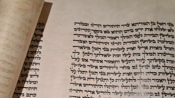 En handskriven torah kommer knappast att brännas. Foto: Dan Korn