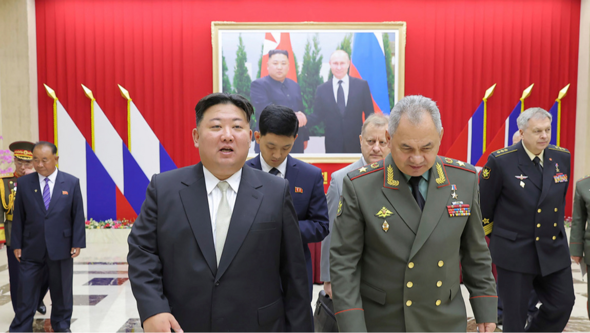 Nordkoreas diktator Kim Jong-Un mötte den ryske försvarsministern Sergej Sjojgu i samband med att diktaturen firade 70-årsdagen av Koreakrigets slut. Foto: Nordkoreas regering/AP/TT