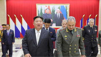 Nordkoreas diktator Kim Jong-Un mötte den ryske försvarsministern Sergej Sjojgu i samband med att diktaturen firade 70-årsdagen av Koreakrigets slut. Foto: Nordkoreas regering/AP/TT