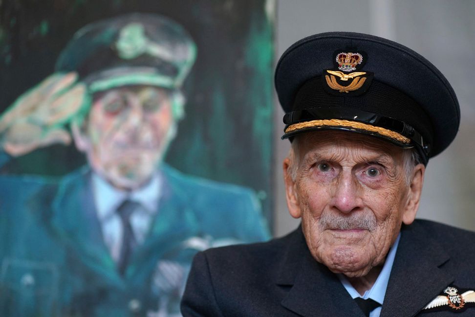 Britten John "Paddy" Hemingway, som var stridspilot under andra världskriget, på en bild tagen på hans 105:e födelsedag i Dublin i fjol. Brian Lawless/AP/TT