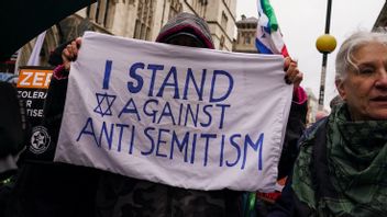 Runt om i världen står man upp mot antisemitism, men Stockholms skolvärld tycks vara ett undantag. Foto: Alberto Pezzali/AP/TT 