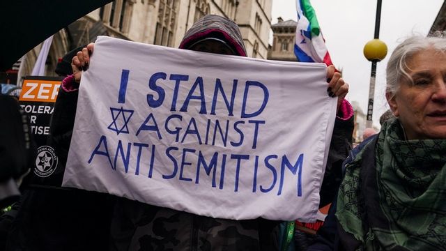 Runt om i världen står man upp mot antisemitism, men Stockholms skolvärld tycks vara ett undantag. Foto: Alberto Pezzali/AP/TT 