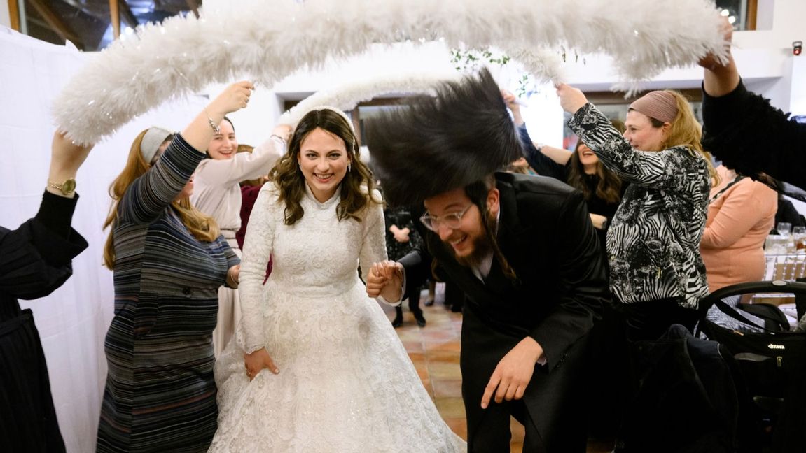 Judiskt bröllop i Tokaj, Ungern, nästan exakt på dagen åttio år efter att stadens judiska befolkning deporterades till Auschwitz Foto: Vamos Wedding Photography