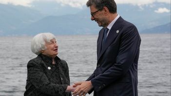 USA:s finansminister Janet Yellen hälsar på den italienske kollegan Giancarlo Giorgetti i samband med G7:s finansministermöte i Stresa, i norra Italien. Foto: ANTONIO CALANNI/AP/TT