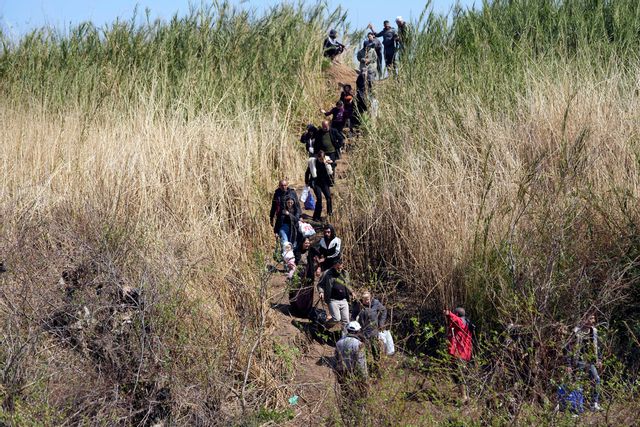Syriska familjer på flykt undan de dödliga oroligheterna i hemlandet. Fotot togs i grannlandet Libanon på tisdagen. Hussein Malla/AP/TT