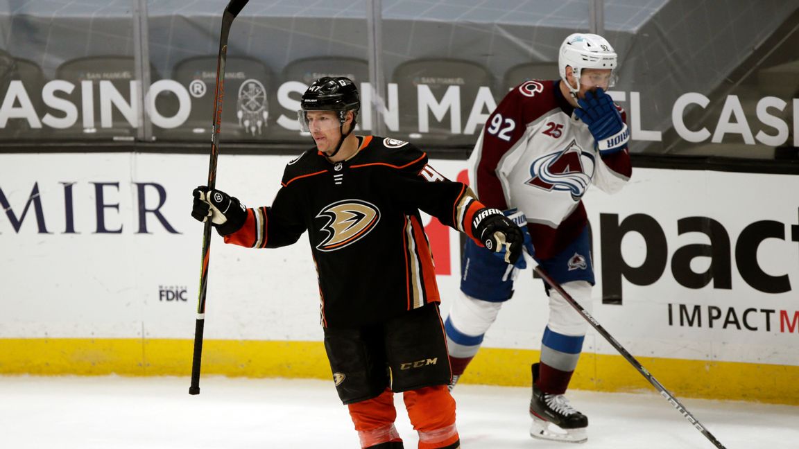 Anaheimbacken Hampus Lindholm, till vänster, firar sitt 3–0-mål i matchen mot Colorado. Alex Gallardo/AP/TT