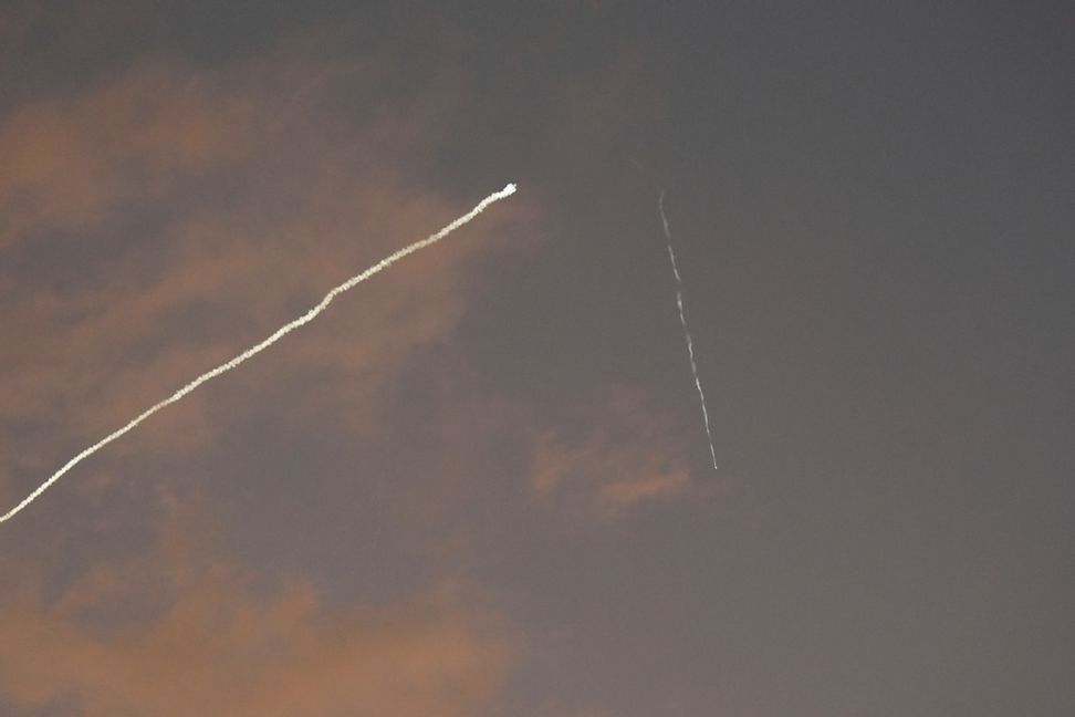 Israels luftförsvar försöker stoppa iranska robotar över Haifa under natten mot tisdagen. Foto: Baz Ratner/AP/TT