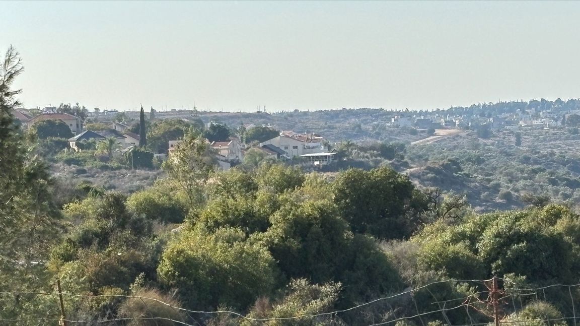 Gränsen mellan Israel och Palestina, israelisk bebyggelse till vänster, palestinsk till höger. I bakgrunden skymtar säkerhetsmuren Foto: Dan Korn