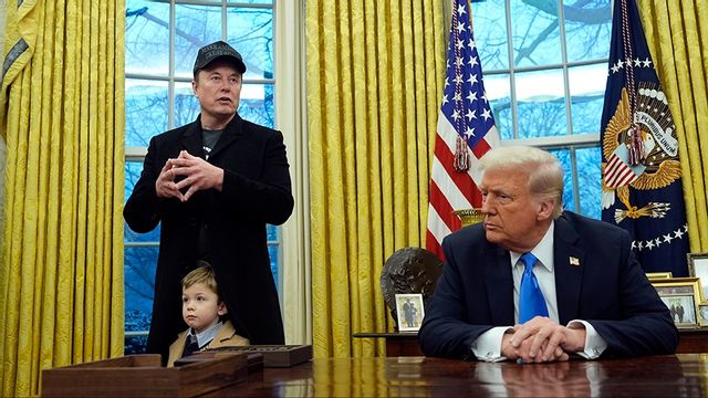 Elon Musk och Donald Trump har inlett ett omfattande arbete med att rensa upp i myndighetsfloran. Foto: Alex Brandon/AP/TT