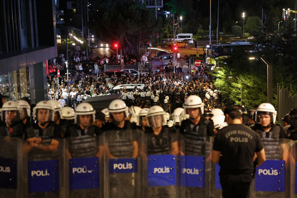 Turkisk kravallpolis i samband med protester som oppositionspartiet CHP arrangerade förra helgen. Foto: Berk Ozkan/AP/TT