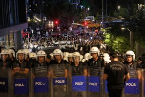 Turkisk kravallpolis i samband med protester som oppositionspartiet CHP arrangerade förra helgen. Foto: Berk Ozkan/AP/TT
