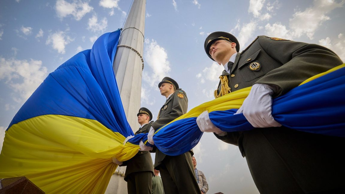 Ukrainska soldater som håller i Ukrainas flagga i Kiev. Foto: Ukrainian Presidential Press Office/AP/TT