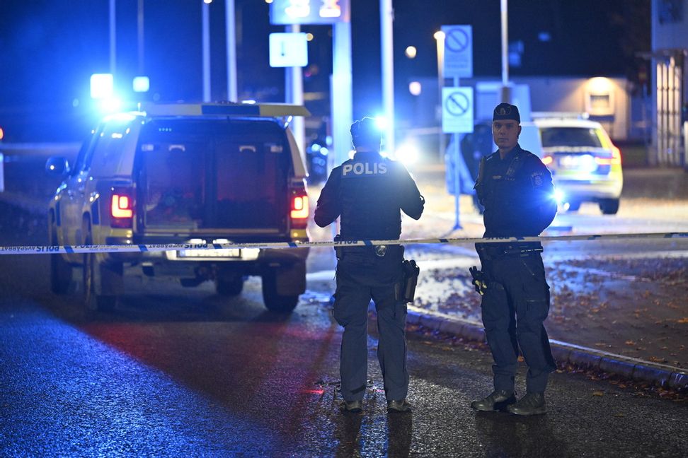 Polis på plats på Såggatan i Osby på onsdagskvällen efter larmet om skottlossning. Johan Nilsson/TT