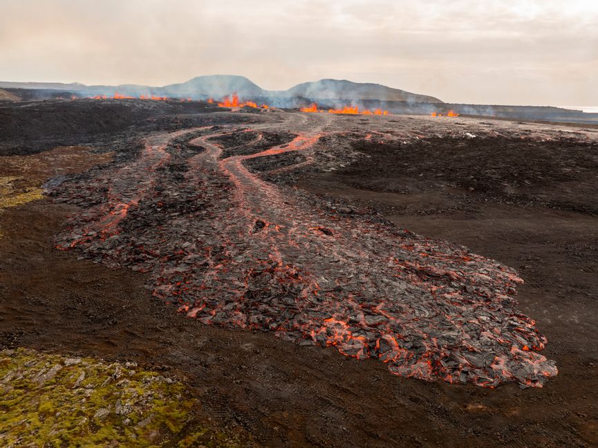Ett tidigare utbrott nära Grindavík, i april i år. Foto: Marco di Marco/AP/TT