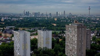 Bostadshus i stadsdelen Frankfurter Berg med stadens finansdistrikt i bakgrunden. Arkivbild. Foto: Michael Probst/AP/TT