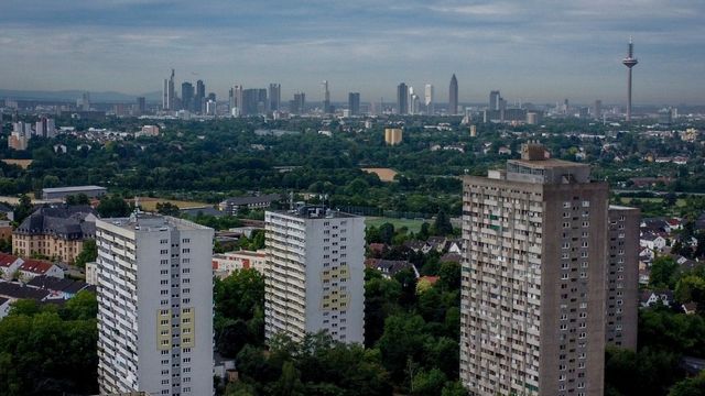 Bostadshus i stadsdelen Frankfurter Berg med stadens finansdistrikt i bakgrunden. Arkivbild. Foto: Michael Probst/AP/TT