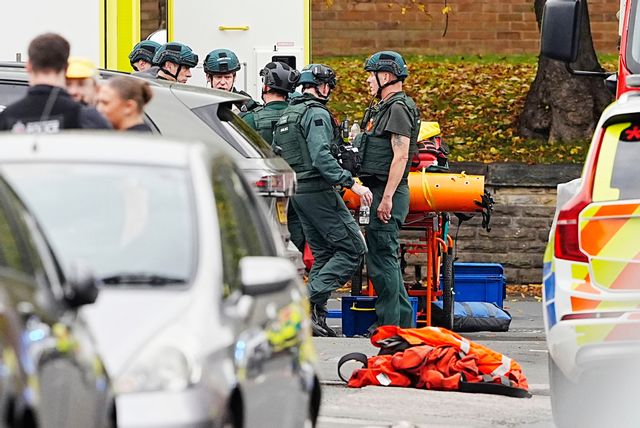 Räddningspersonal på plats vid synagogan i Manchester. Peter Byrne/PA/AP/TT