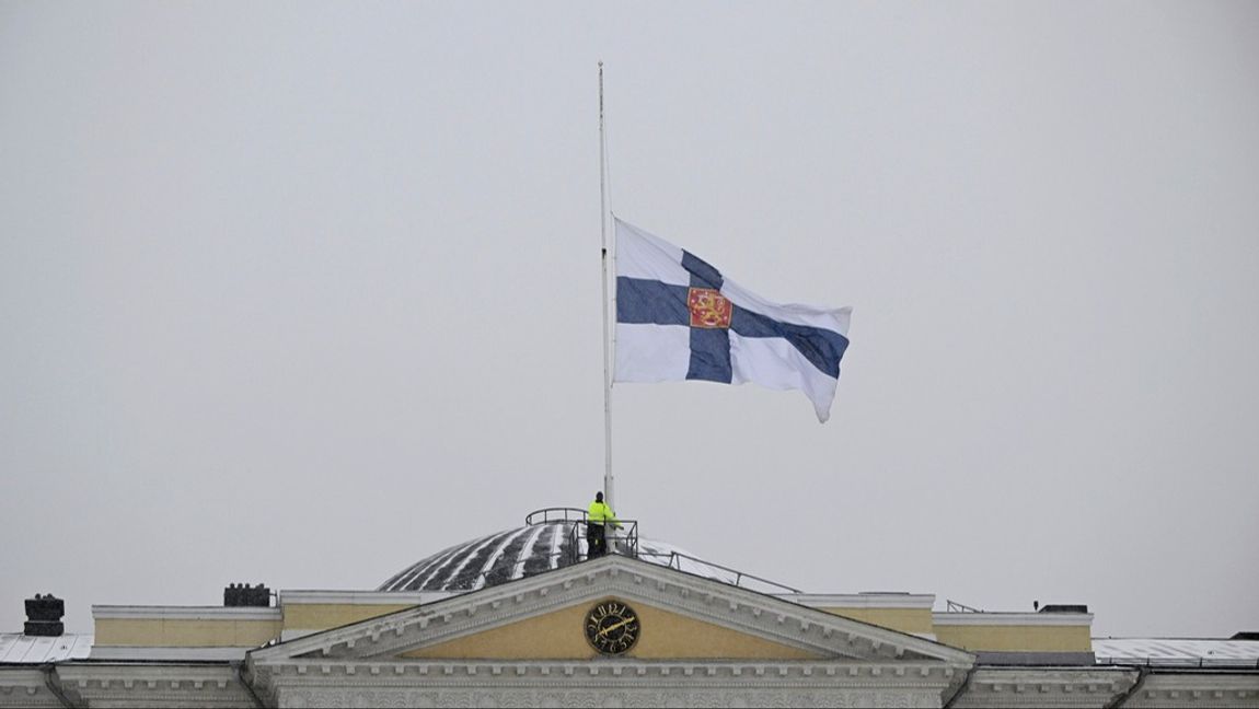 Finlands flagga vajar på halv stång utanför Statsrådsborgen i Helsingfors på onsdagsmorgonen. Foto: ANTTI AIMO-KOIVISTO/LEHTIKUVA VIA AP/TT