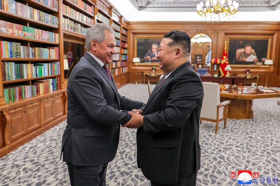 Den här bilden som visar Rysslands försvarsminister Sergej Sjojgu och Nordkoreas ledare Kim Jong-Un distribuerades av nordkoreanska medier på onsdagen. Foto: Nordkoreas nyhetsbyrå KCNA/Korea News Service via AP/TT