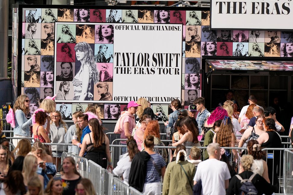 "Swifties" samlades utanför Wembley Stadium i London för konserten den 15 augusti. Alastair Grant/AP/TT