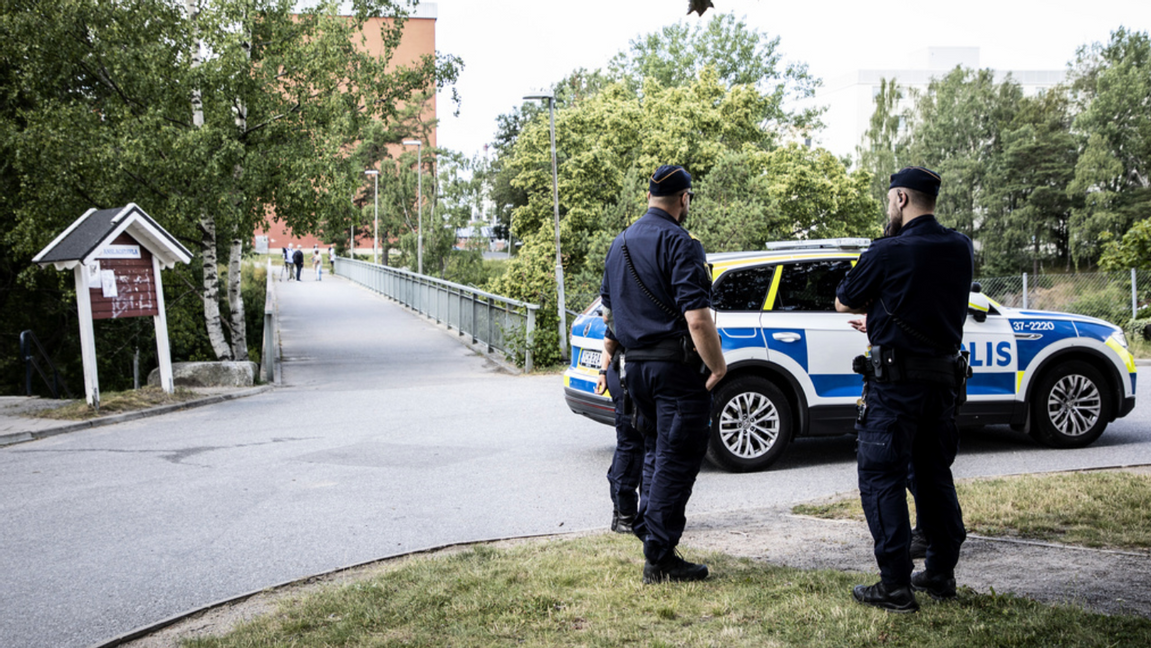 Poliser på plats vid gångbron i Visättra, Flemingsberg, där skottlossning ägde rum under lördagkvällen. Foto: Christine Olsson/TT 