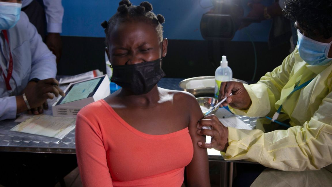 I Afrika har bara omkring 10 procent fått minst en vaccindos. Fler vaccinationer i tredje världen kanske hade kunnat förhindra den senaste mutationen, tror en vaccinforskare. På bilden vaccination i Johannesburg i Sydafrika. Arkivbild. Foto: Denis Farrell/AP/TT.