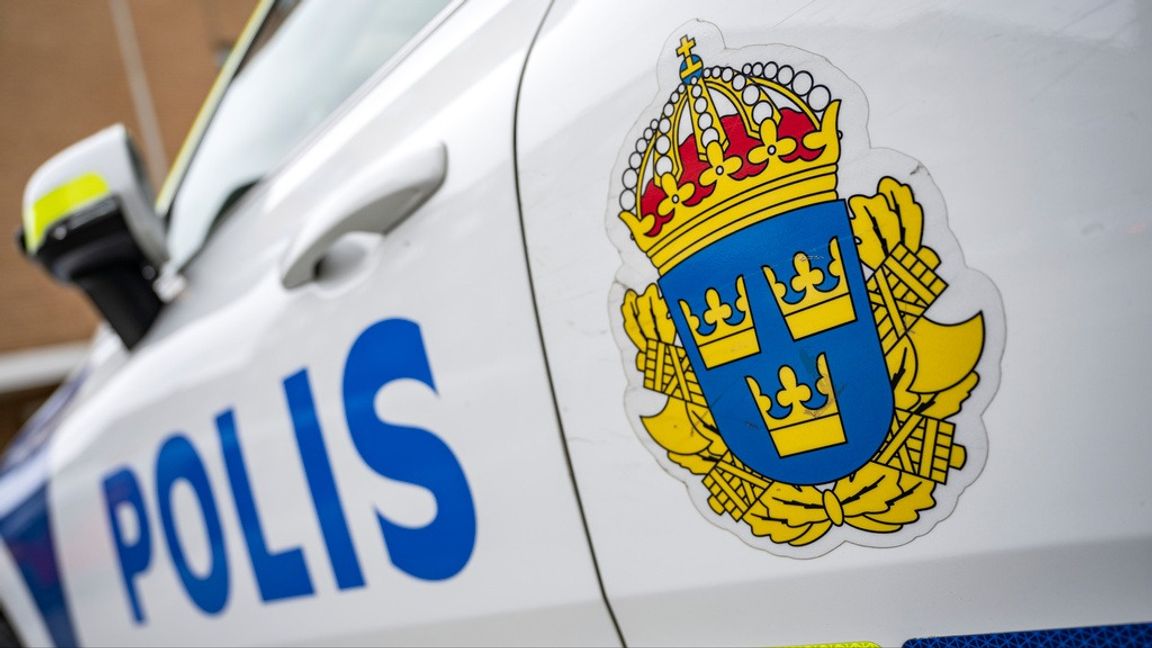 En polispatrull förföljde en misstänkt bil efter inbrottet i Hylte. Men jakten fick avbrytas efter en kollision. Arkivbild. Foto: Johan Nilsson/TT.