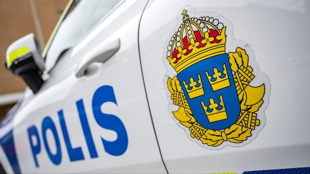 En polispatrull förföljde en misstänkt bil efter inbrottet i Hylte. Men jakten fick avbrytas efter en kollision. Arkivbild. Foto: Johan Nilsson/TT.