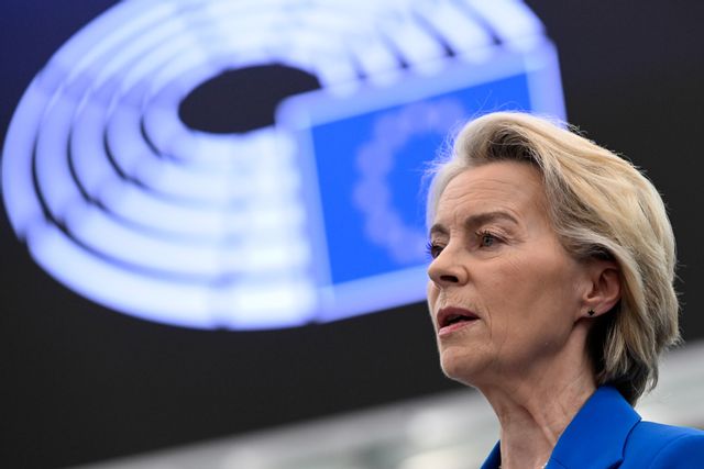 EU-kommissionens ordförande Ursula von der Leyen i debatt om kommande misstroendeomröstning i EU-parlamentet på måndagen. Foto: Pascal Bastien/AP/TT