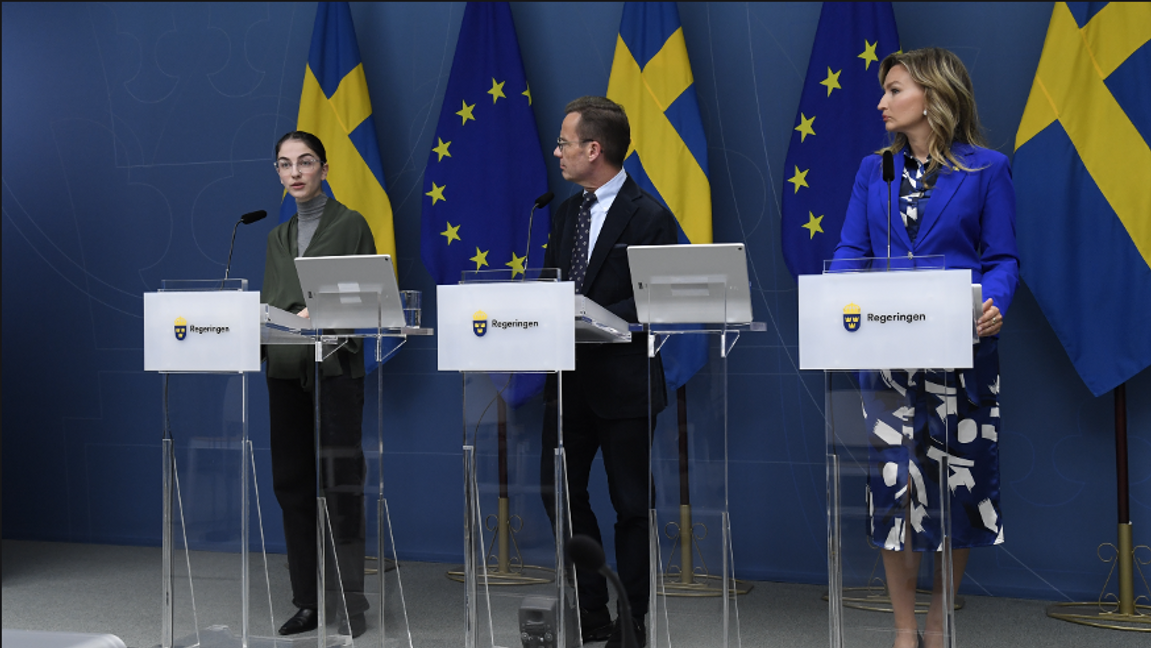 Statsminister Ulf Kristersson (M), energi- och näringsminister Ebba Busch (KD) och klimat- och miljöminister Romina Pourmokhtari (L) under en pressträff om ny vindkraft till havs. Foto: Marko Säävälä / TT 