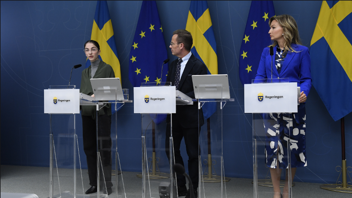 Statsminister Ulf Kristersson (M), energi- och näringsminister Ebba Busch (KD) och klimat- och miljöminister Romina Pourmokhtari (L) under en pressträff om ny vindkraft till havs. Foto: Marko Säävälä / TT