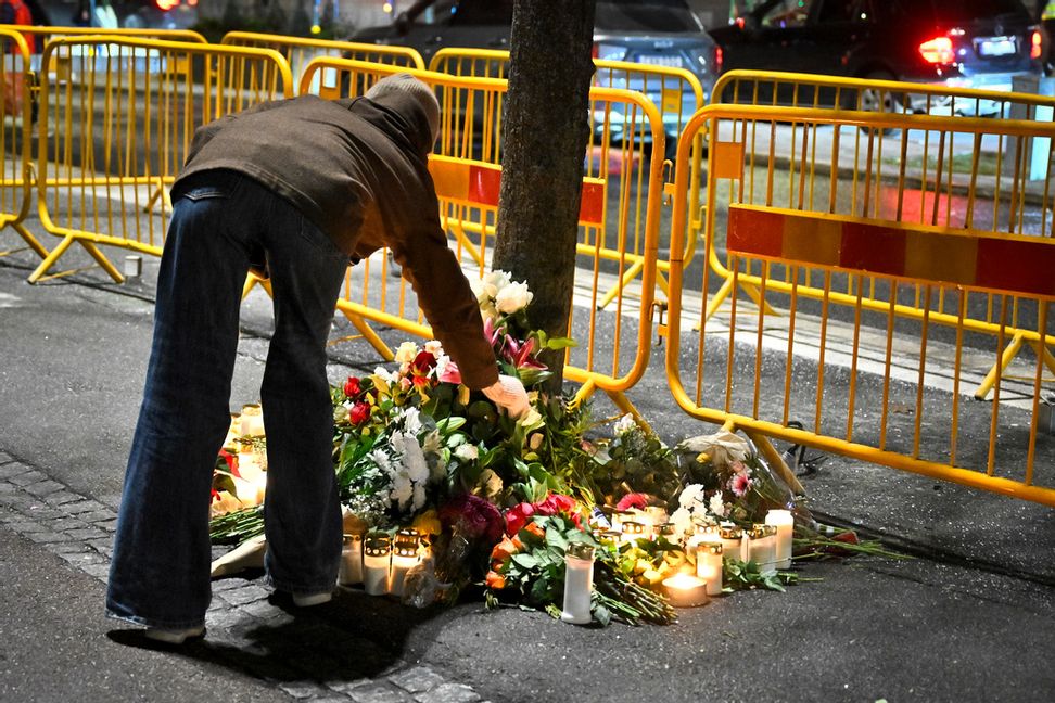 Människor fortsätter att lägga blommor vid olycksplatsen på Östermalm i Stockholm. Polisens utredning går framåt.  Claudio Bresciani/TT